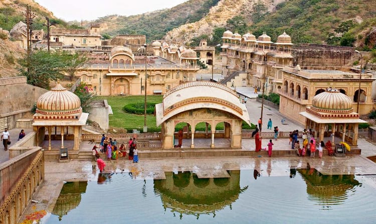 Experience Top 10 Destinations of India with Luxury Trains